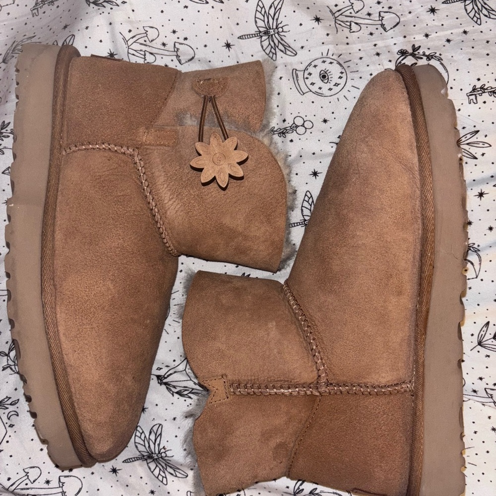 Ugg Bailey Button II Flower Chestnut Boots Women's 8
